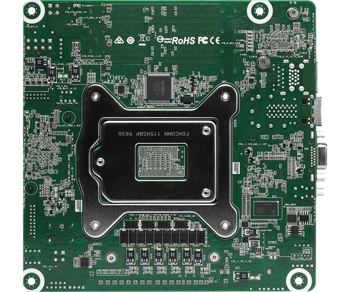 Scheda circuito verde con vari componenti elettronici e chip. Il marchio FOXCONN è visibile.