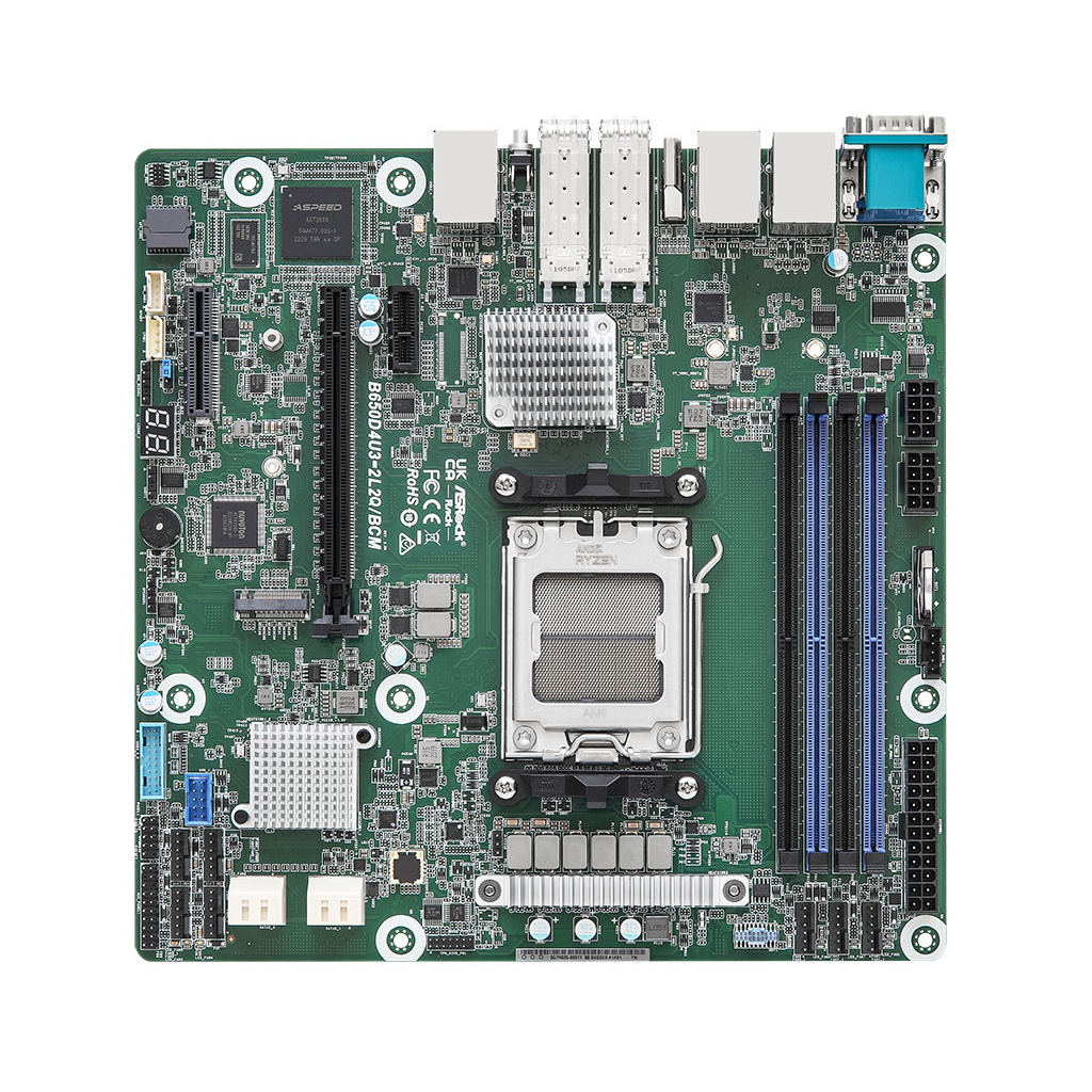 Un circuito stampato verde con vari componenti, tra cui un socket CPU, slot RAM e diversi connettori. La scheda è etichettata.