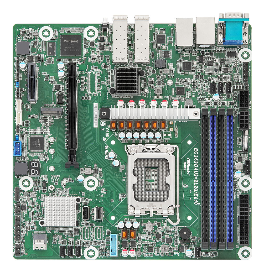 Scheda a circuito verde con vari componenti, tra cui chip, slot e connettori. La scheda ha un socket per processore centrale.