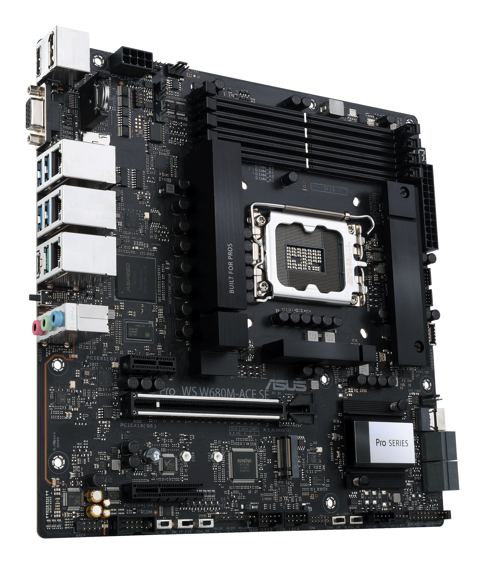Scheda madre nera ASUS Pro WS W680M-ACE SE. Con slot, porte e chip. Sfondo bianco.