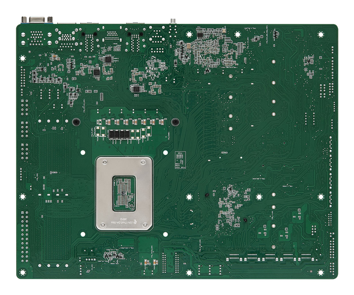 Un circuito stampato verde con vari componenti elettronici e un socket argentato. La scheda presenta motivi e connettori intricati.