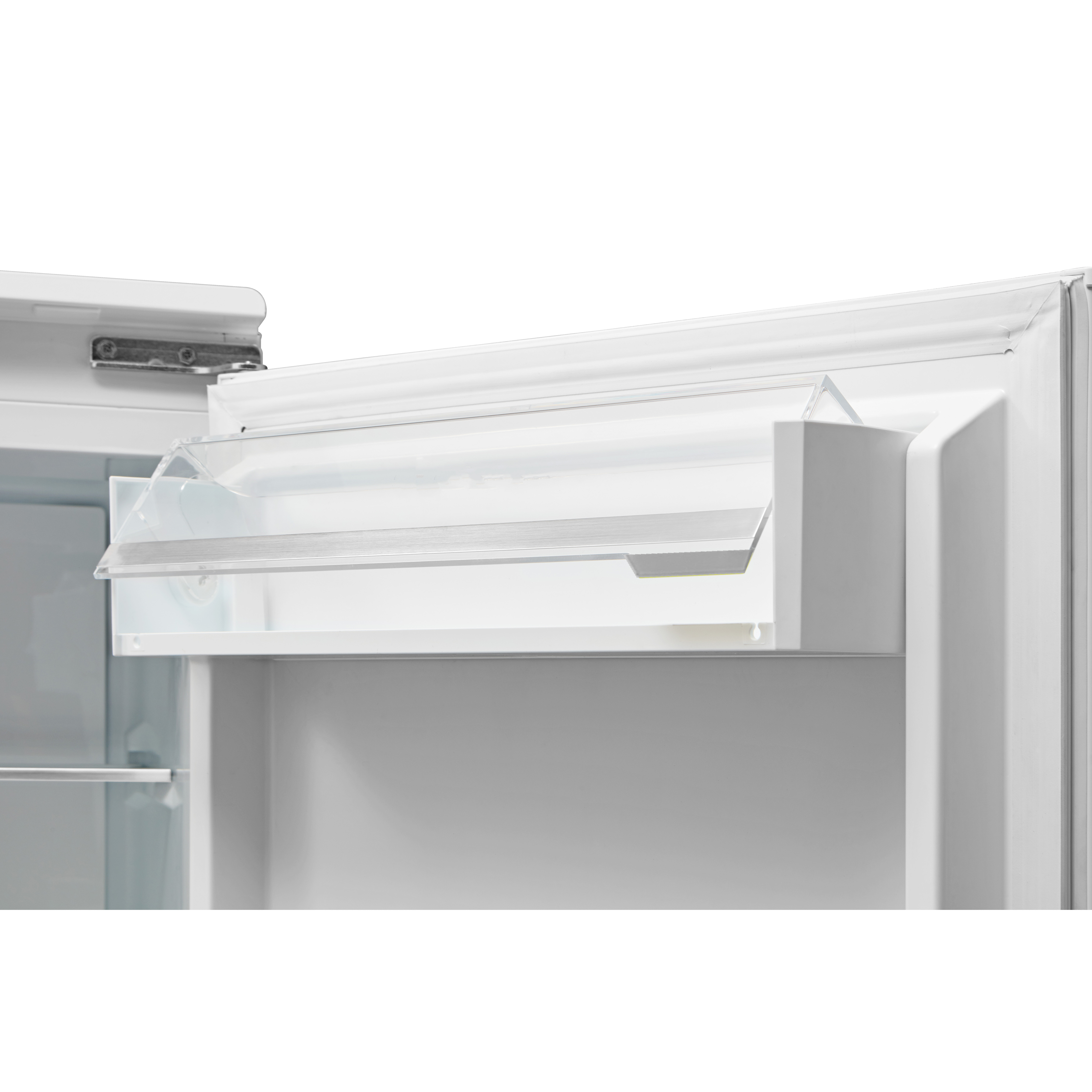 Puerta de refrigerador blanca abierta que muestra el interior, incluyendo estantes y un estante plástico transparente.