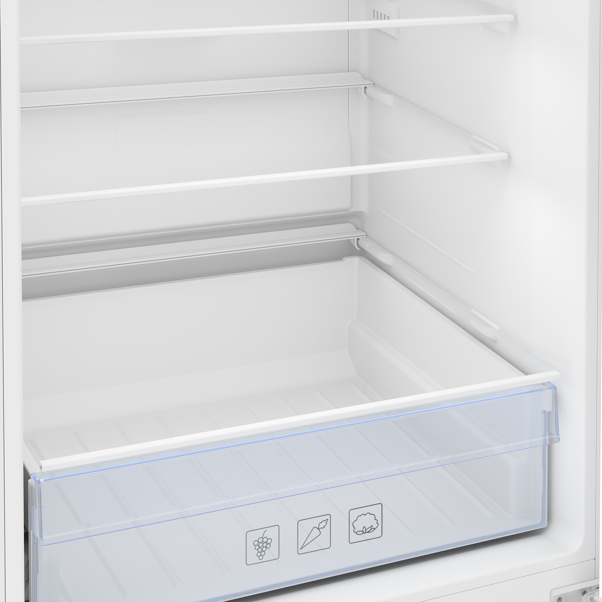 Interno di frigorifero bianco aperto. Sono visibili ripiani, un cassetto per la verdura con icone e pareti bianche. La scena è pulita e vuota.