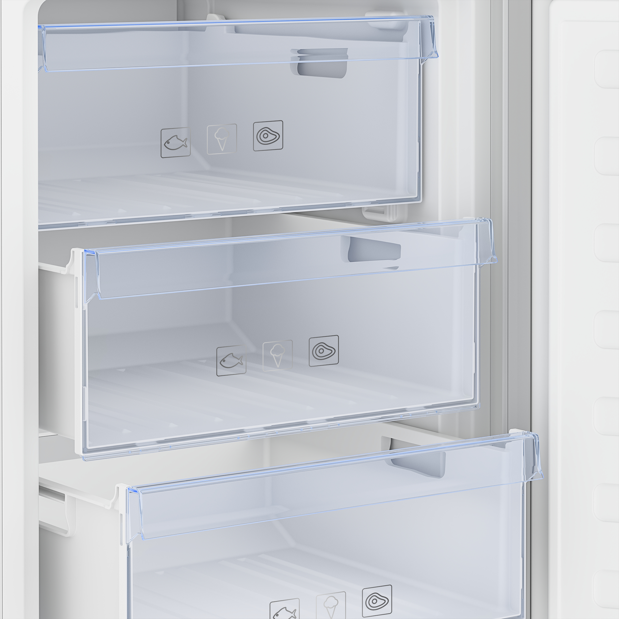 Un congelatore aperto con tre cassetti in plastica trasparente. Ogni cassetto ha icone di pesce, gelato e carne. Il congelatore è bianco.