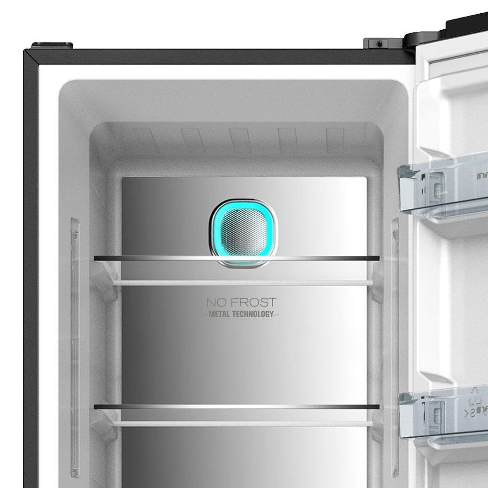 Dentro de un refrigerador. Un panel metálico con ventilación iluminada en azul. Se ven estantes y rejillas de la puerta de vidrio. La puerta está abierta.