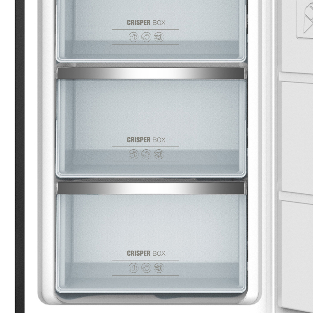 Una puerta de refrigerador abierta revela tres cajas transparentes para verduras con la etiqueta 'Crisper Box'. Cada una tiene iconos de frutas arriba.