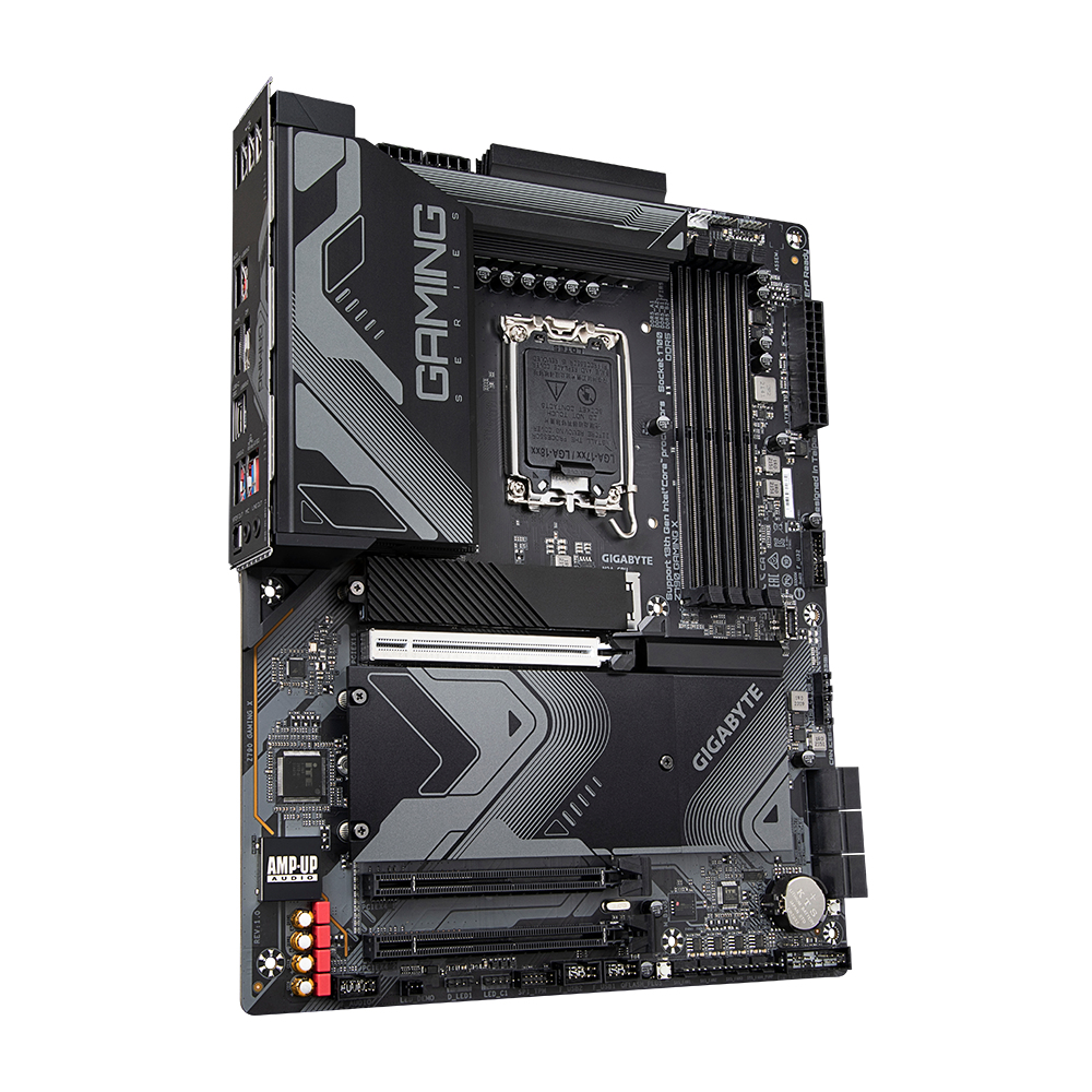 Una scheda madre Gigabyte nera e grigia con la scritta 'Gaming'. Ha vari slot e connettori. Lo sfondo è bianco.