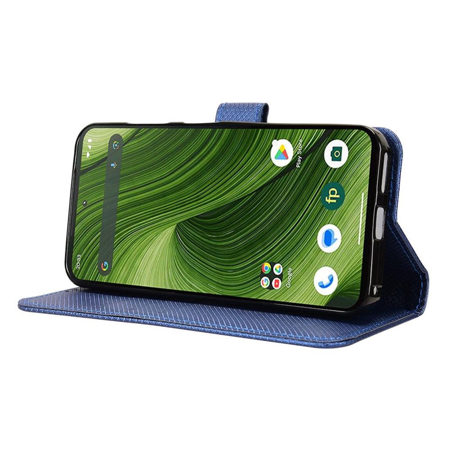 Smartphone in blauem Etui. Der Bildschirm zeigt grünes Muster und App-Symbole. Das Etui hat einen Magnetverschluss.