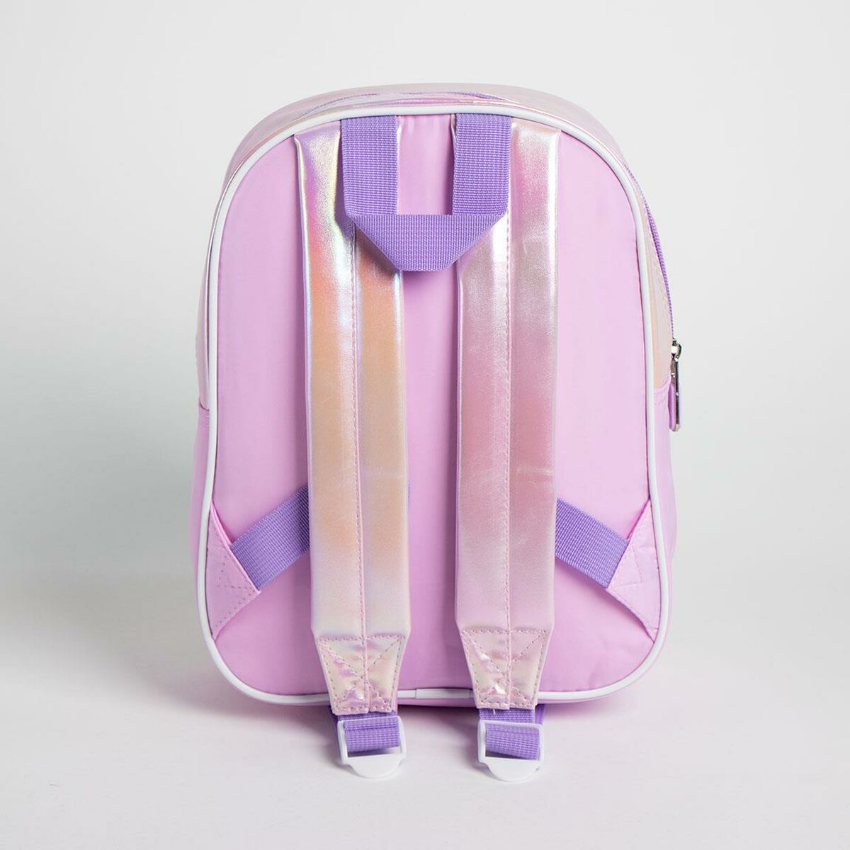 Ein rosa Rucksack mit schillernden Trägern und weißem Rand. Er hat lila Akzente und einen weißen Hintergrund.
