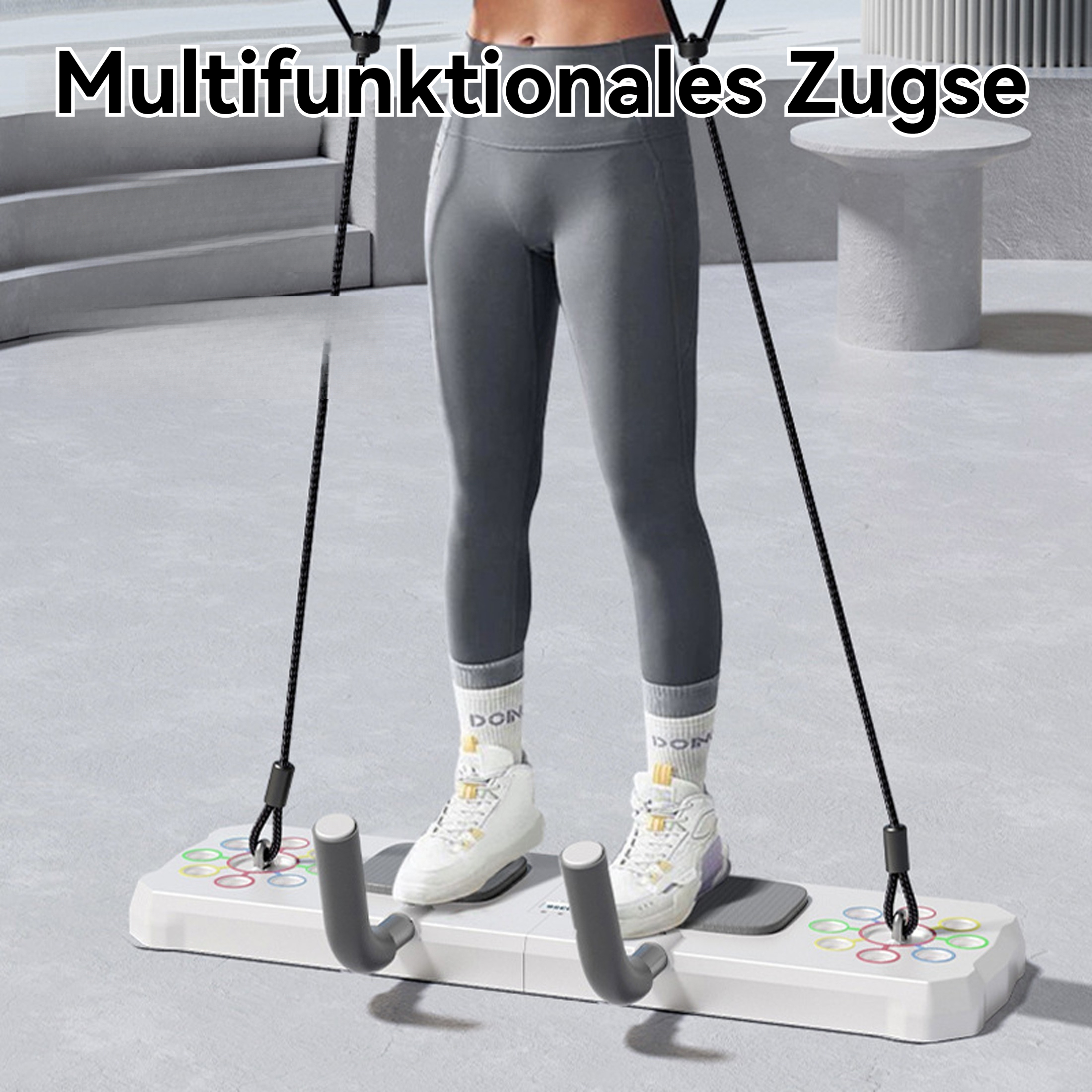 Person benutzt Multifunktions-Trainingsgerät. Graue Leggings und weiße Turnschuhe. Schwarze Seile am Gerät befestigt.