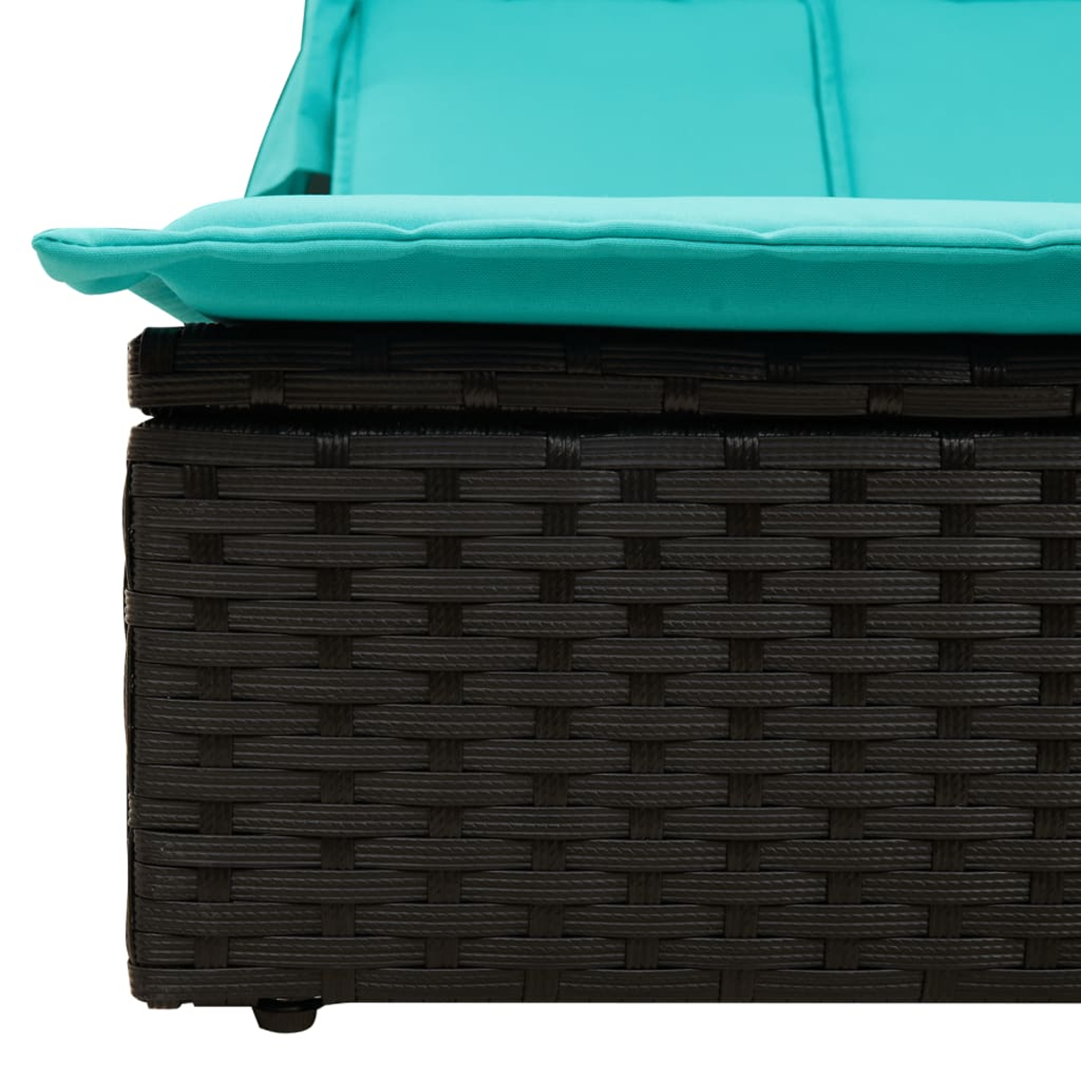 Nahaufnahme eines schwarzen, gewebten Sofasockels. Türkisfarbene Kissen liegen obenauf. Die Webart ist detailliert. Der Hintergrund ist weiß.