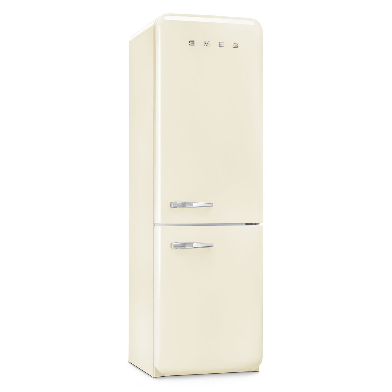 Cremefarbener Smeg-Kühlschrank. Er hat zwei Türen mit silbernen Griffen und das Smeg-Logo oben. Isoliert auf weißem Hintergrund.