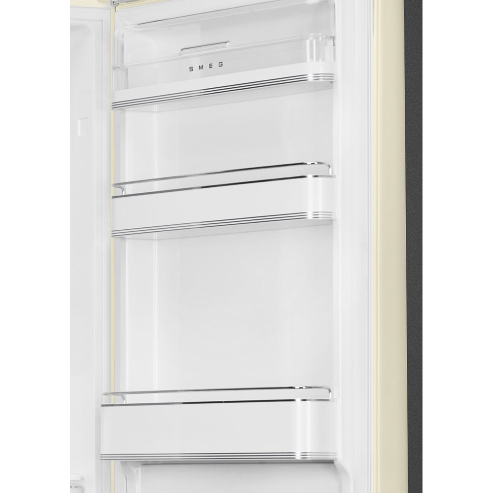 Offener weißer Kühlschrankinnenraum mit mehreren Regalen. Der Markenname SMEG ist sichtbar. Beiger Türrahmen und schwarze Seite.