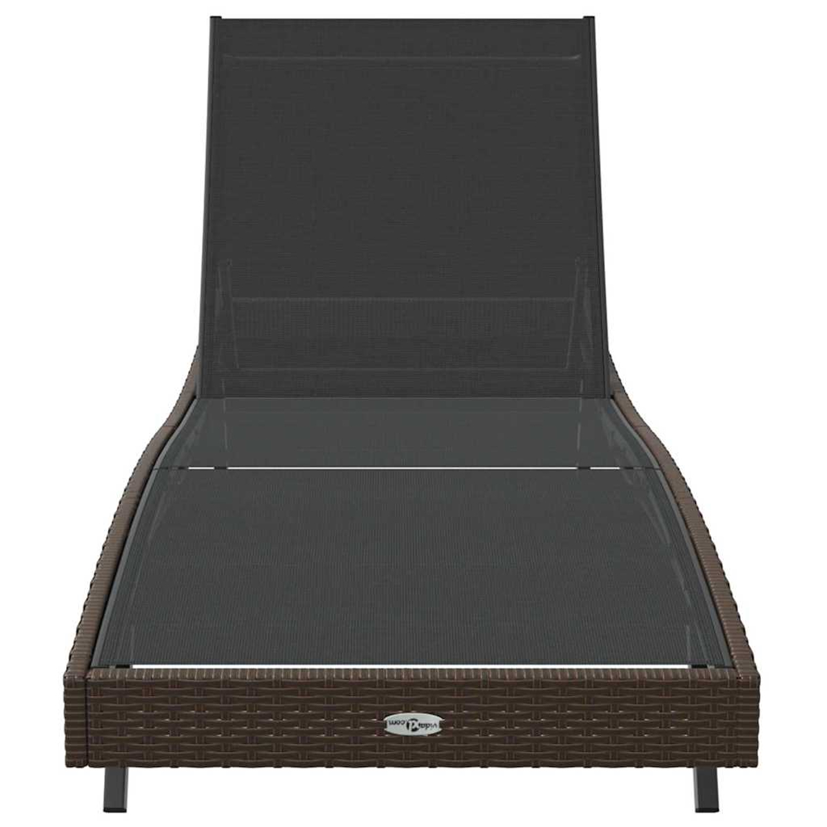 Gezeigt wird eine braune Korbsessel und schwarze Netz-Chaiselongue. Die Rückenlehne ist verstellbar und das Gestell hat ein Webmuster.