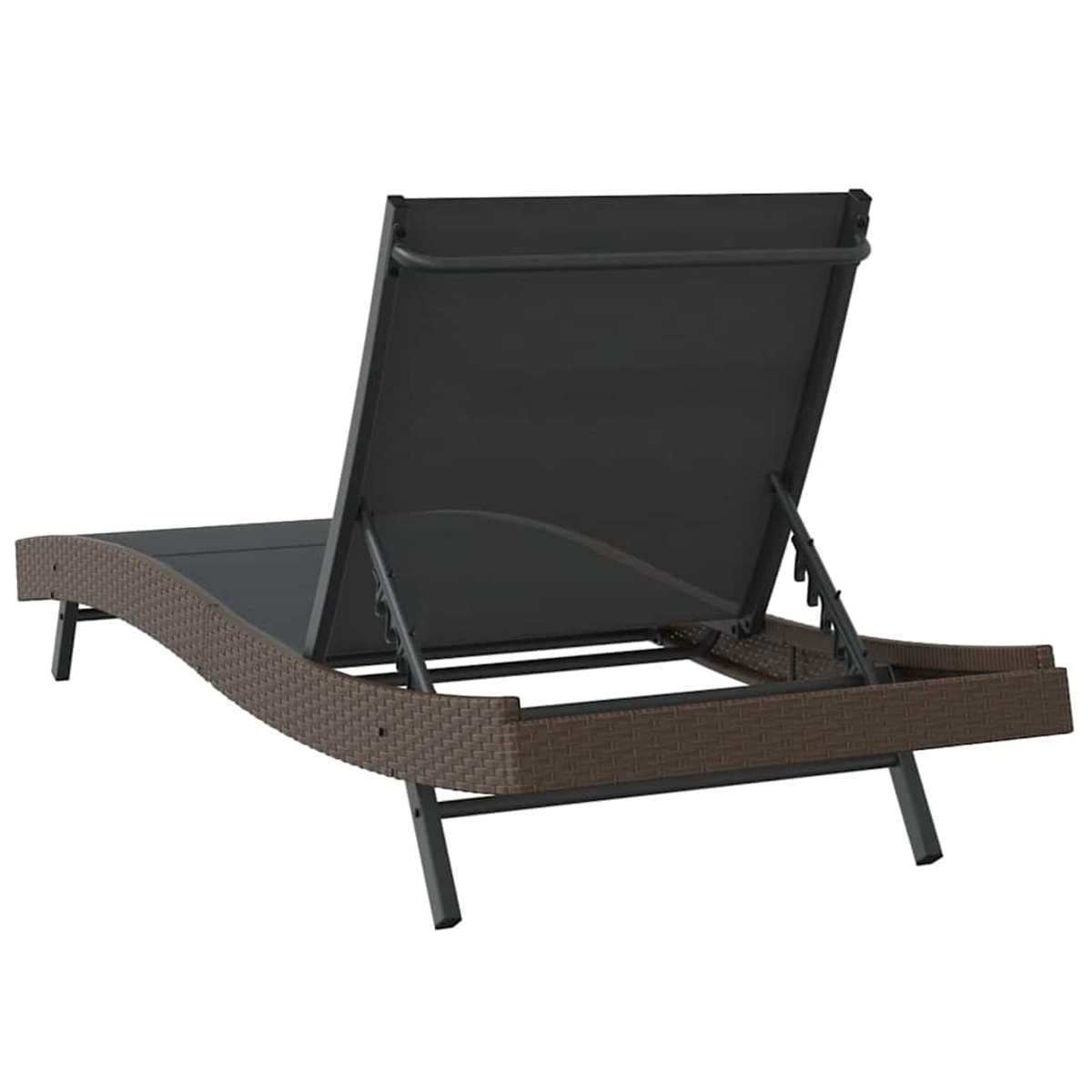 Eine braune Outdoor-Liege aus Korbgeflecht mit schwarzer, verstellbarer Rückenlehne. Das Gestell ist aus dunklem Metall. Die Liege ist leer, von hinten gesehen.