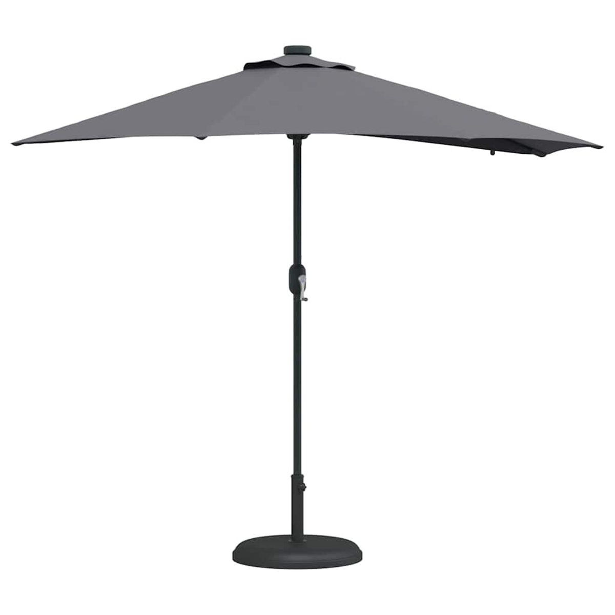 Un ombrellone grigio è in posizione verticale, sostenuto da un palo scuro su una base rotonda. La tenda è aperta e lo sfondo è bianco.