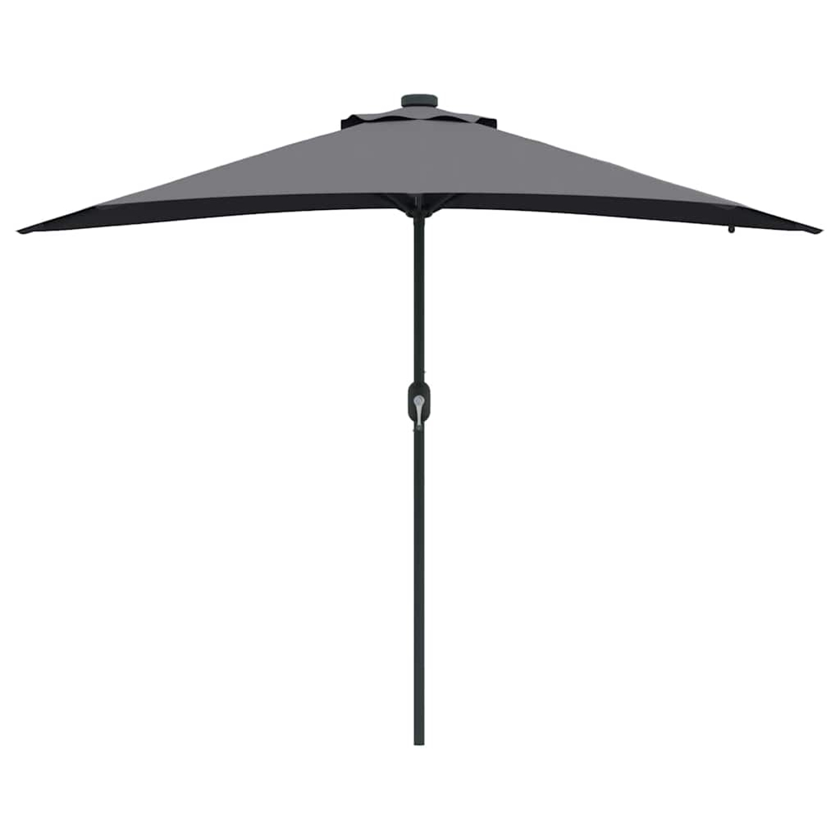Un ombrellone da patio grigio rettangolare. Ha un palo nero e la capote è aperta. Lo sfondo è bianco.