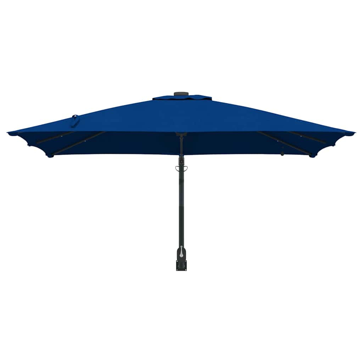 Un grande ombrellone da patio blu navy aperto con un palo scuro è centrato su uno sfondo bianco. L'ombrellone è rettangolare.