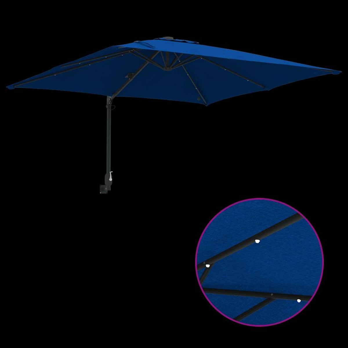 Un ombrellone quadrato blu scuro su sfondo nero. Ha una struttura in metallo nero e un dettaglio in primo piano.