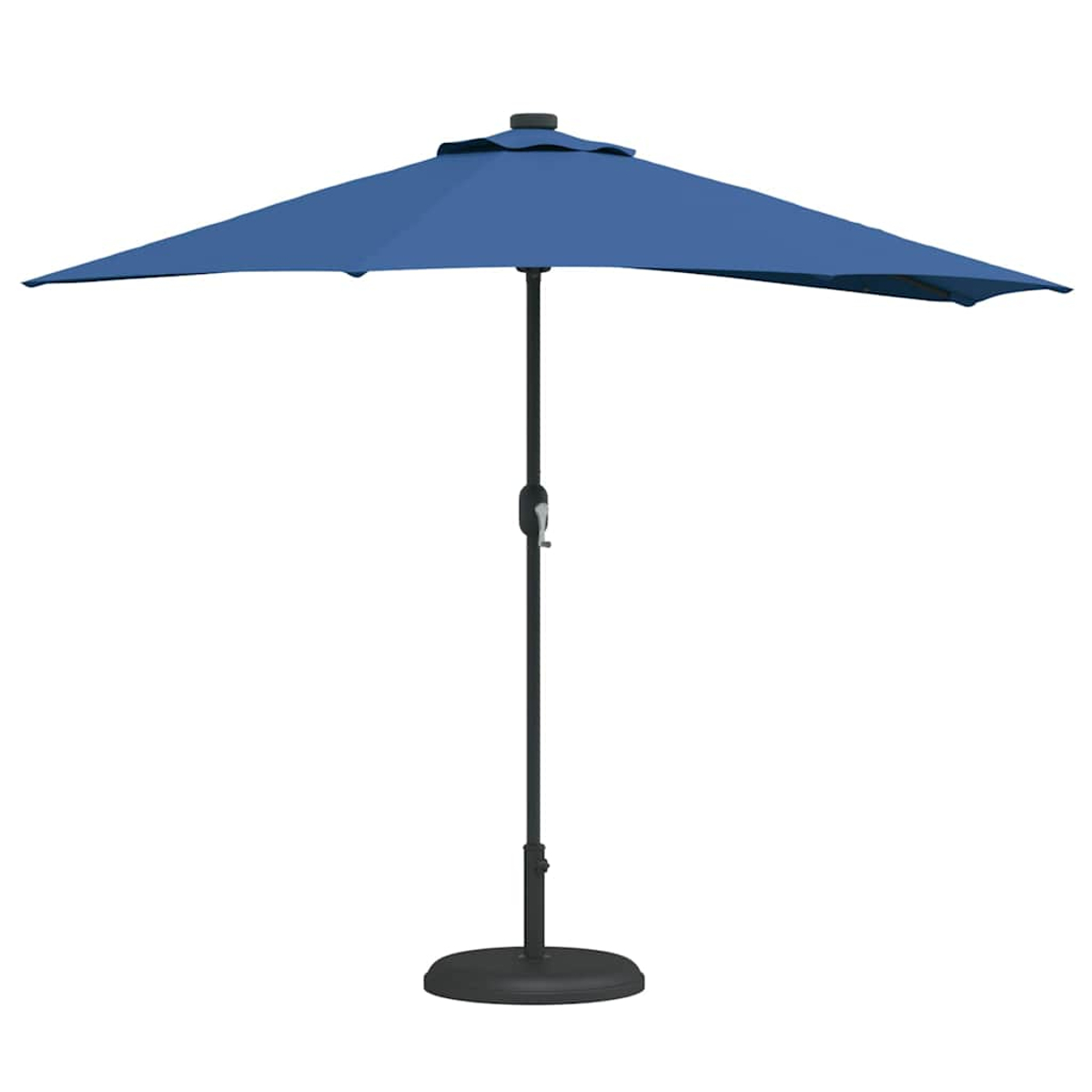 Un ombrellone blu è aperto. Ha un palo e una base neri. Lo sfondo è bianco.