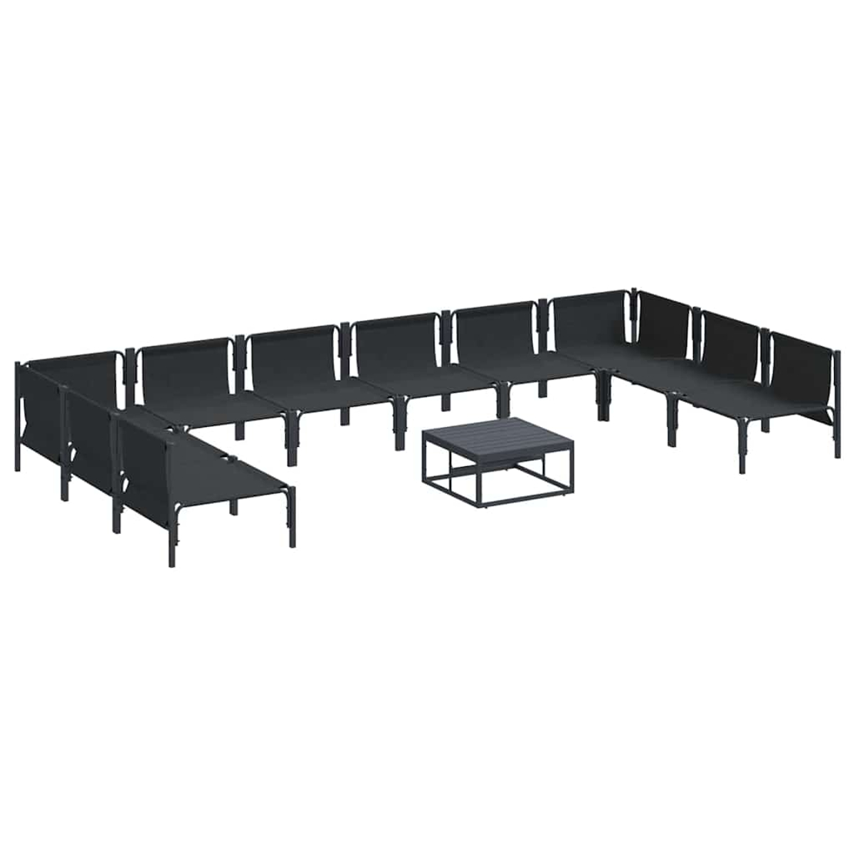 Un set di mobili da esterno disposti a forma di U. Include diverse chaise longue nere e un tavolino grigio.
