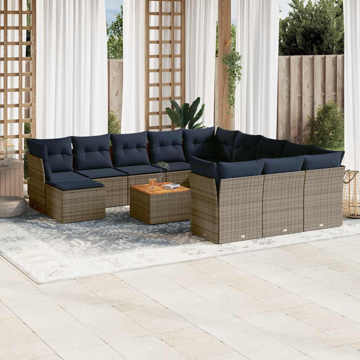 Outdoor-Ecksofa mit marineblauen Kissen und einem Holztisch auf einem gemusterten Teppich, auf einer gefliesten Terrasse.