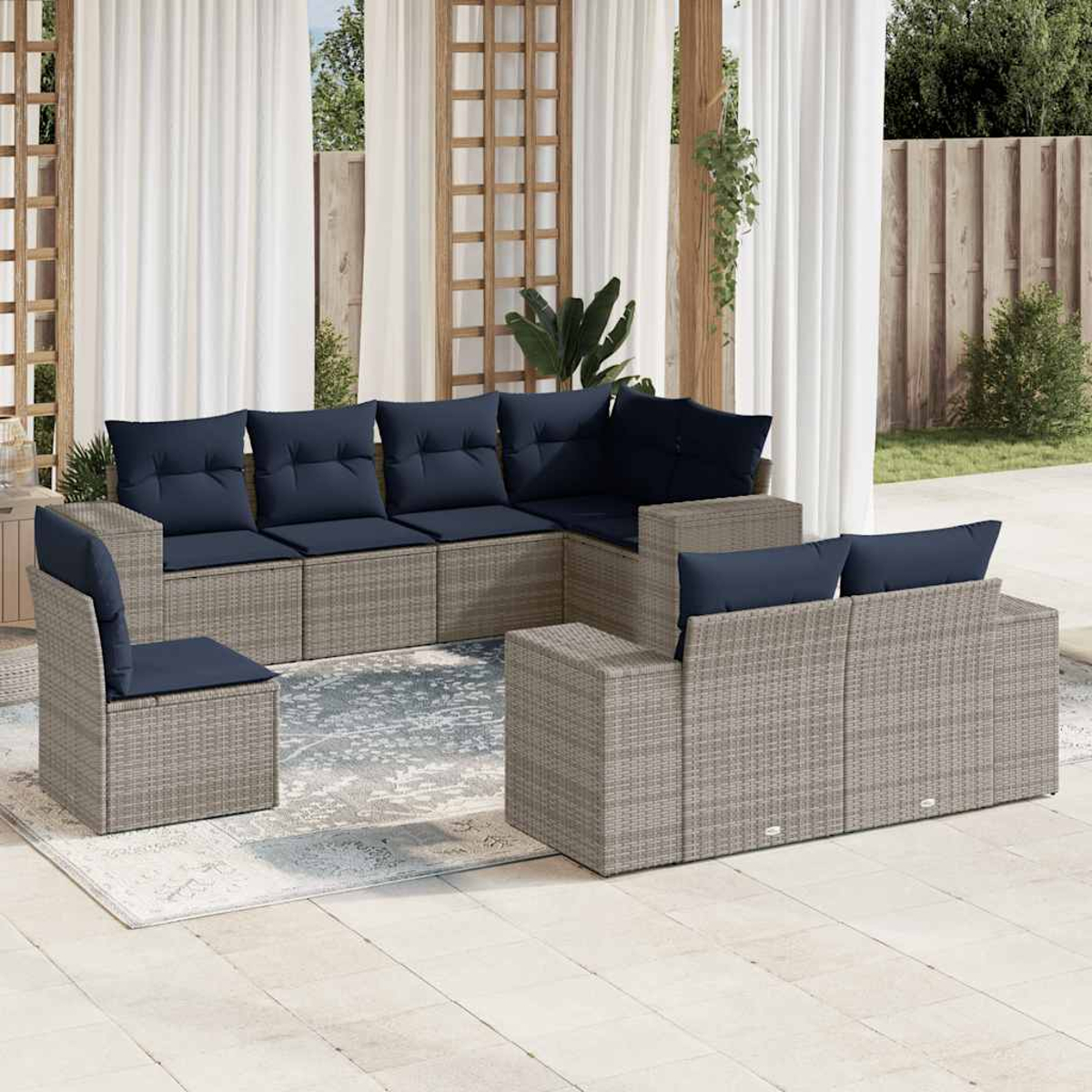 Outdoor-Sitzgruppe mit grauen Korbflechtrahmen und marineblauen Kissen. Das Set umfasst ein Ecksofa, einen Stuhl und einen Teppich.