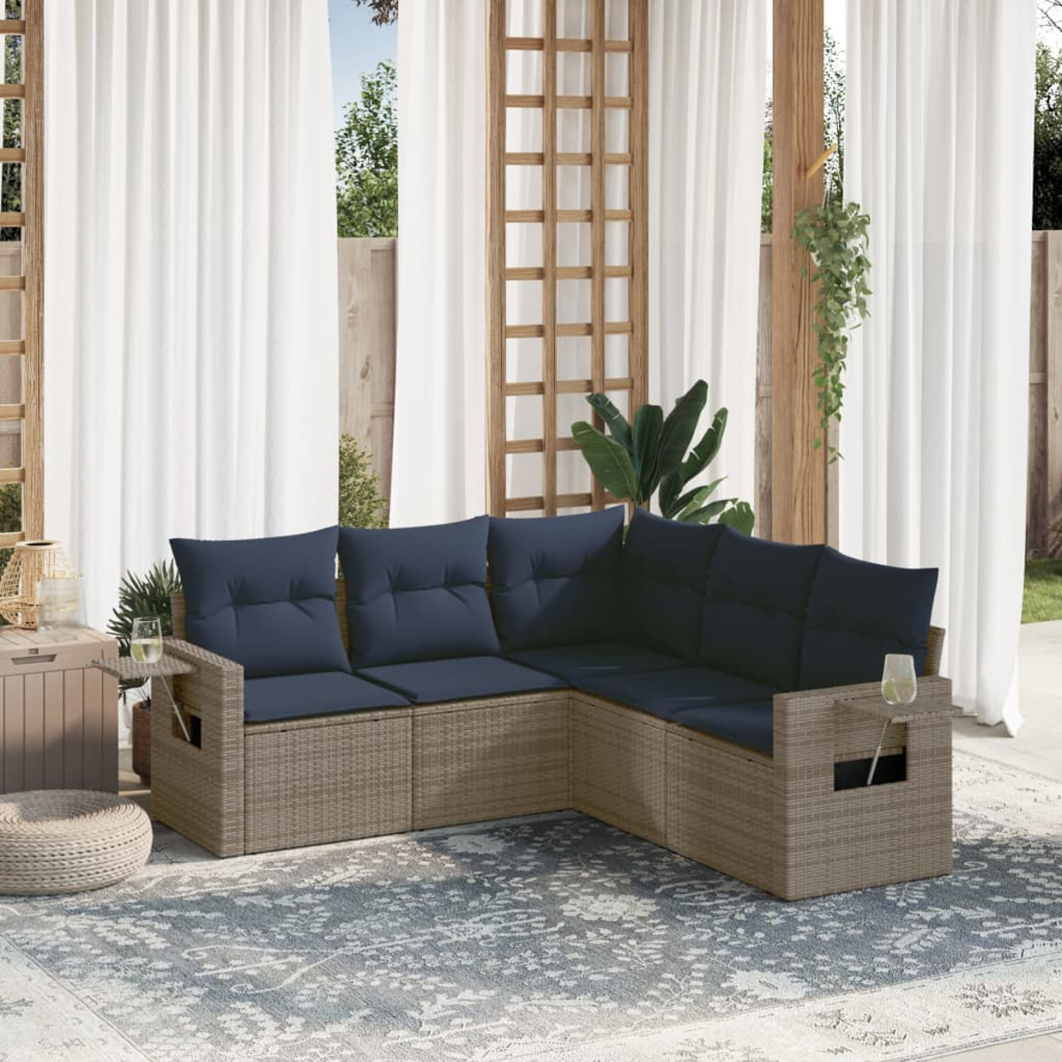 Outdoor-Ecksofa mit marineblauen Kissen. Ein grauer gemusterter Teppich. Weiße Vorhänge und Holzgitter im Hintergrund.