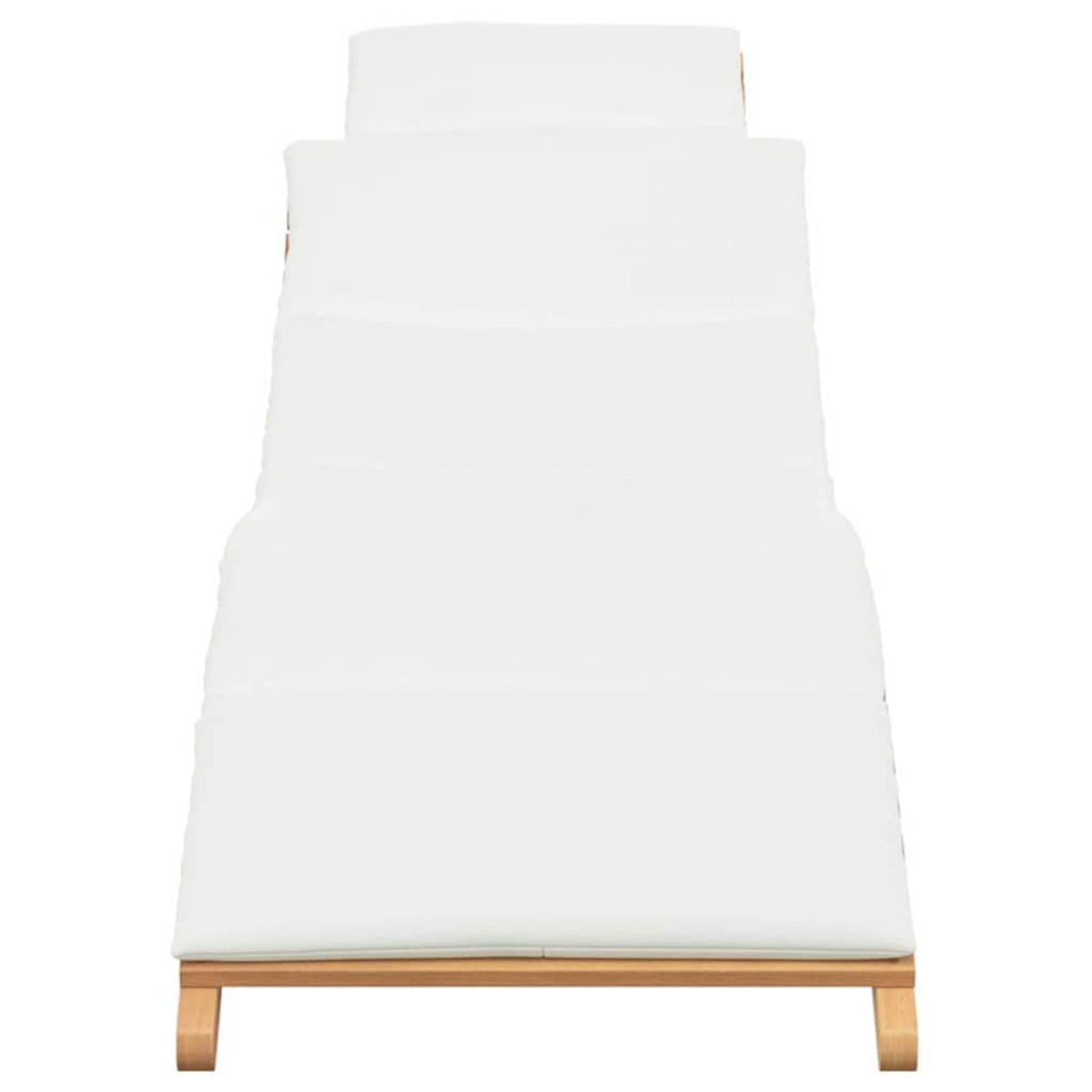 Eine weiße Chaiselongue mit Holzrahmen. Die Liege ist leer, mit Kopfstütze und langer gepolsterter Sitzfläche.