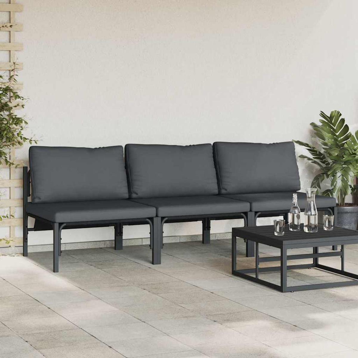 Terrassenset mit Dreisitzer-Sofa, Couchtisch mit Gläsern und Wasserflaschen sowie Topfpflanzen.