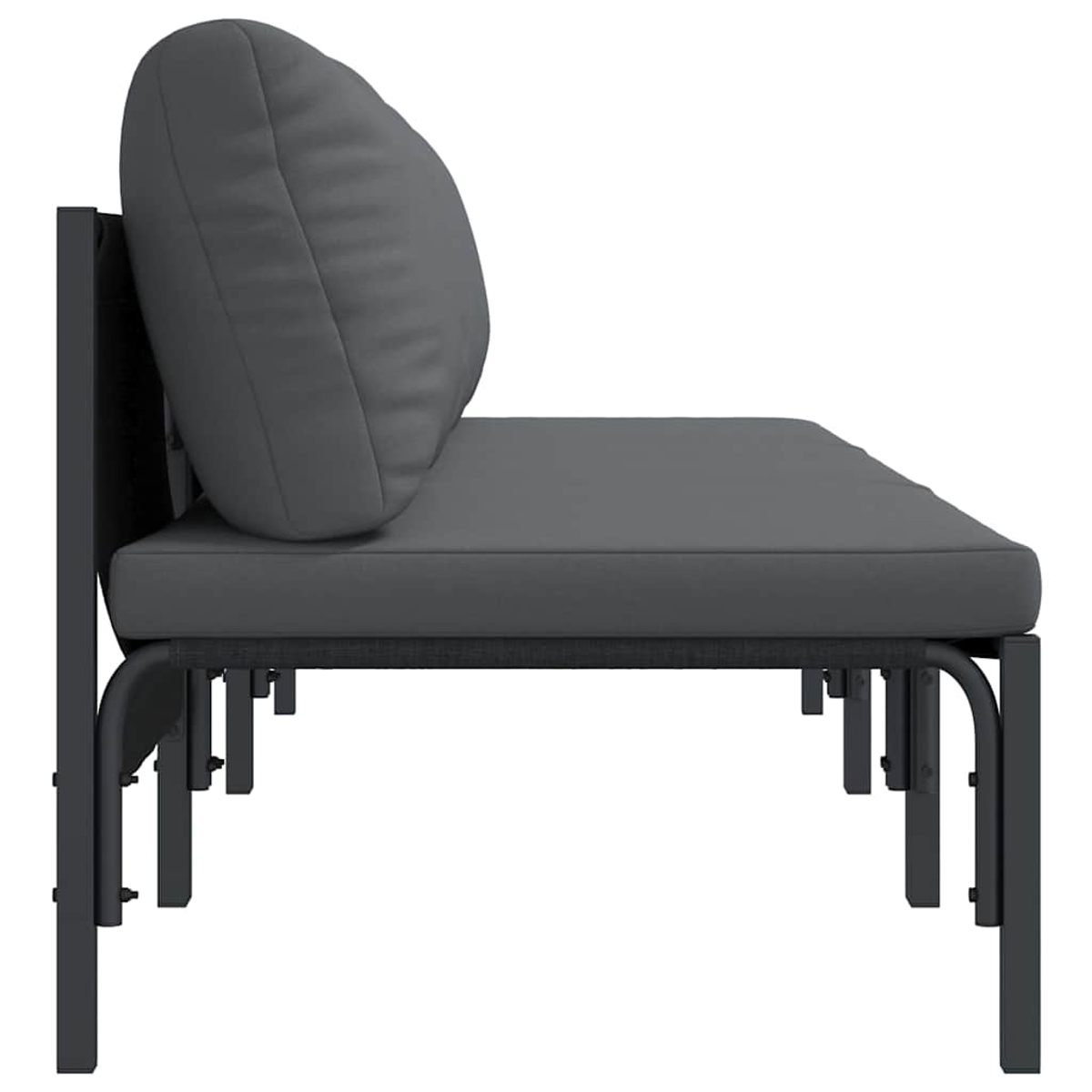 Ein graues Outdoor-Sofa. Es hat ein Kissen und ein Kissen. Der Rahmen ist dunkelgrau. Es steht auf weißem Grund.