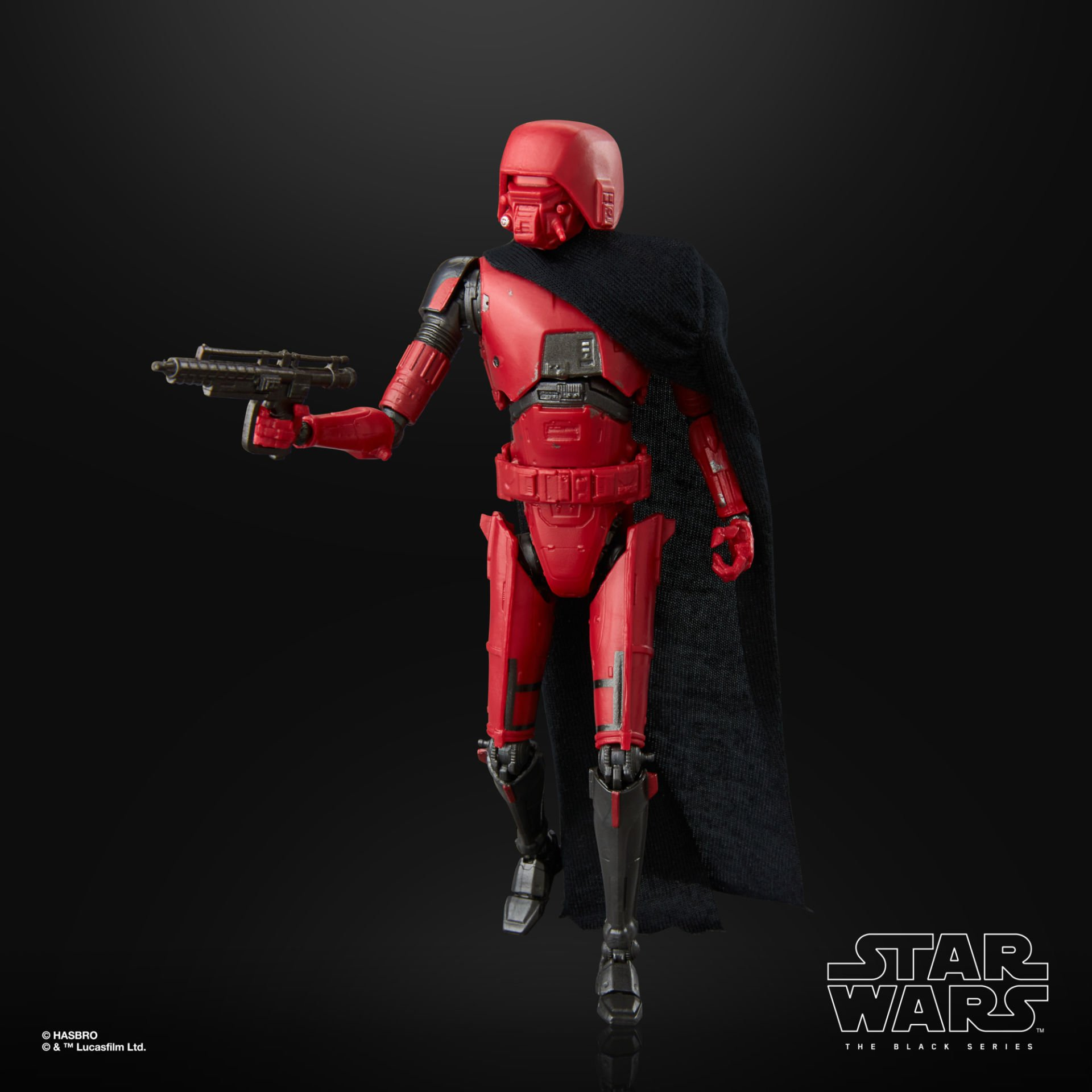 Una figura roja de Star Wars, sosteniendo una pistola, se encuentra sobre un fondo negro. La figura lleva una capa negra.