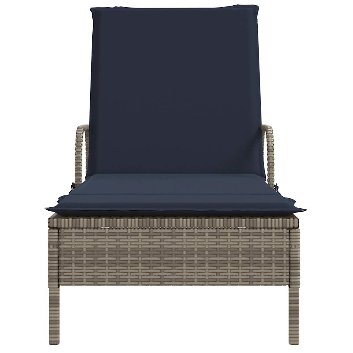 Eine Sonnenliege im Rattan-Stil mit einem marineblauen Kissen und einer Rückenlehne. Der Rahmen ist hellbraun.