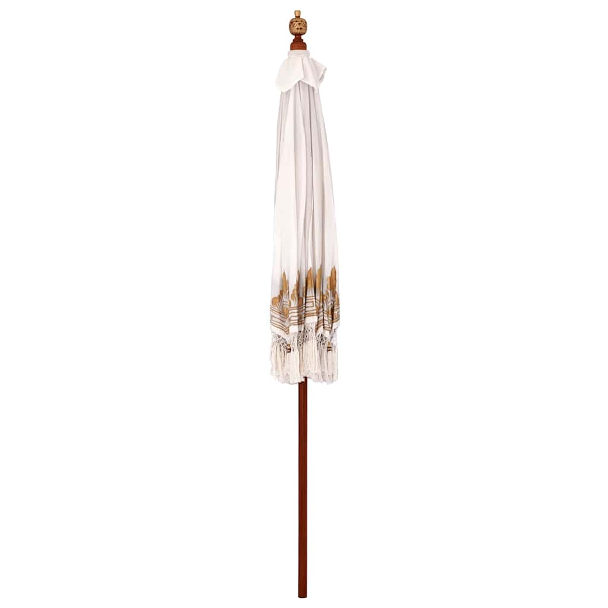 Un parasole bianco chiuso con motivi dorati e nappe. Ha un manico in legno marrone e una parte superiore decorativa su sfondo bianco.