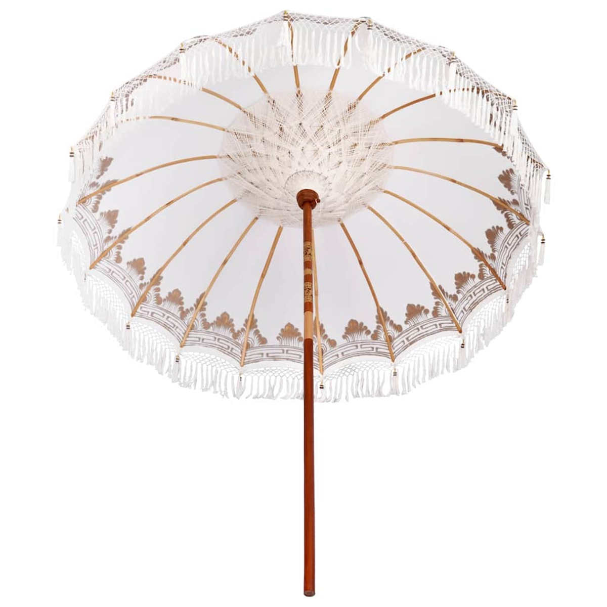 Un ombrellone bianco con struttura in legno marrone, motivi dorati e frange bianche.