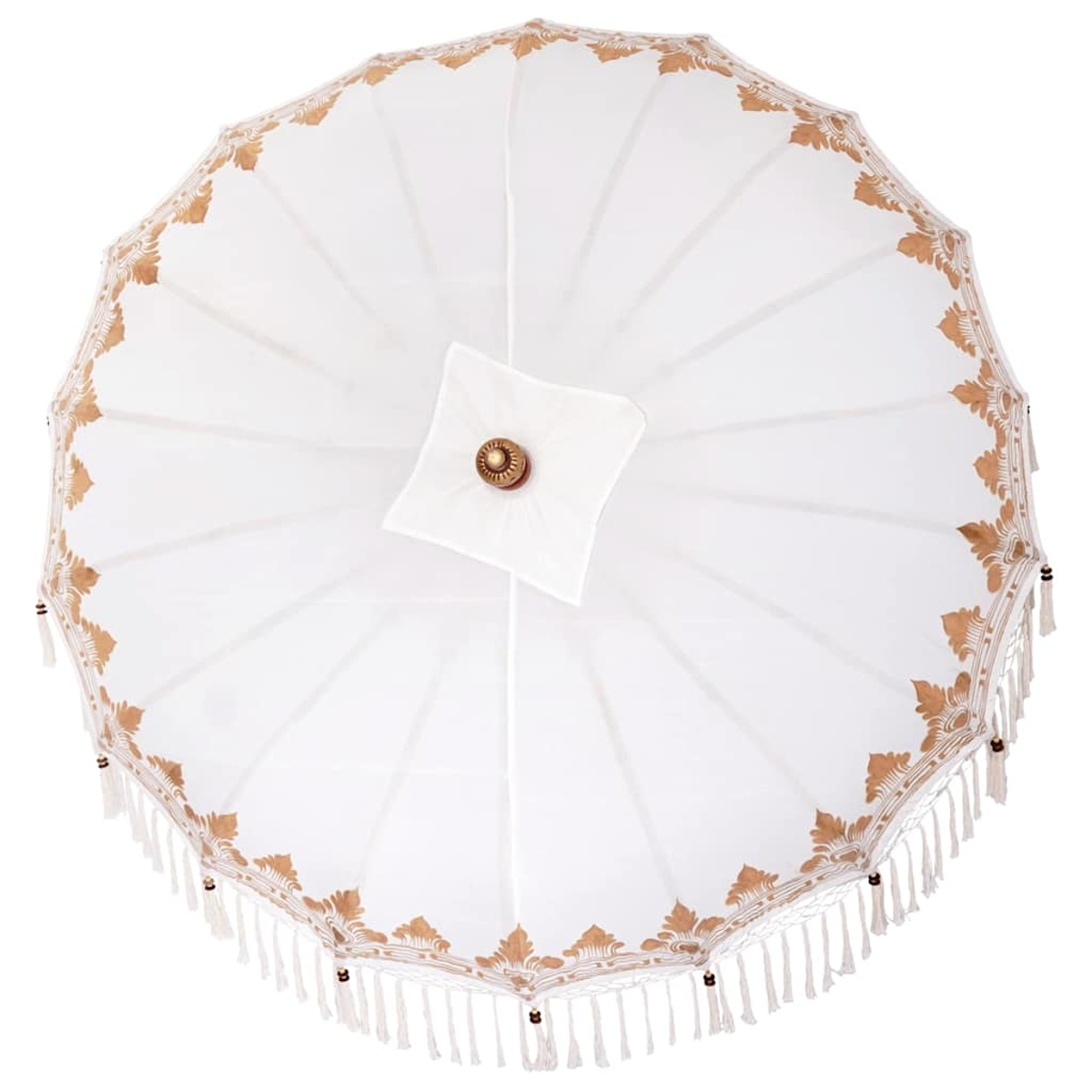 Un parasole bianco con finiture dorate e nappe visto dall'alto. Il centro ha una parte superiore quadrata e il bordo presenta motivi dorati.