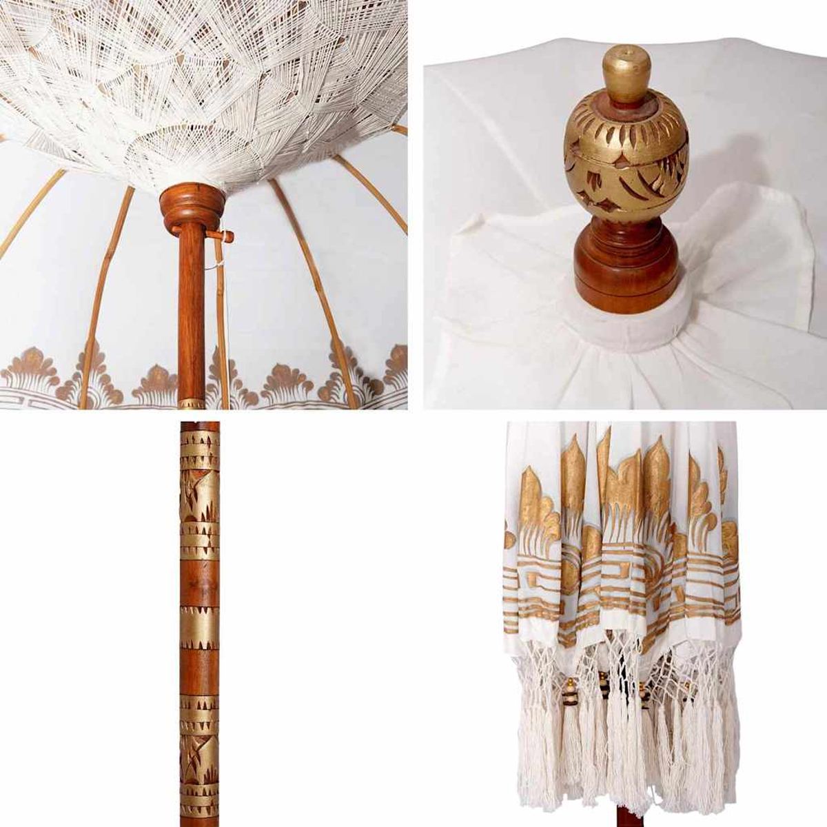 Ombrello decorativo bianco e oro. L'ombrello presenta intagli e nappe intricati, con un palo e dettagli in legno.