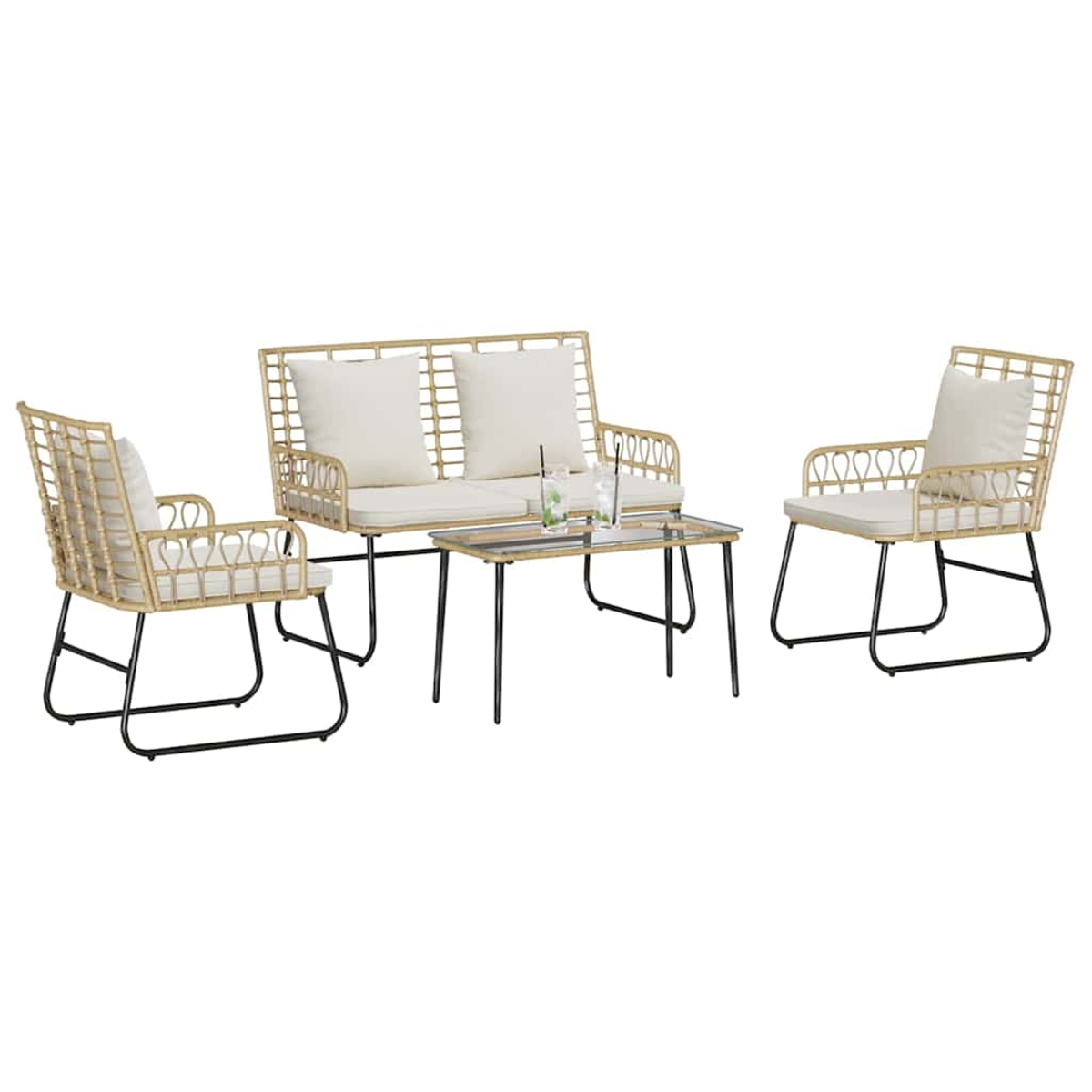 Geflochtenes Terrassenset mit zwei Stühlen, einer Doppelsitzbank und einem Tisch. Die Stühle und die Doppelsitzbank haben cremefarbene Kissen und einen Glastisch.