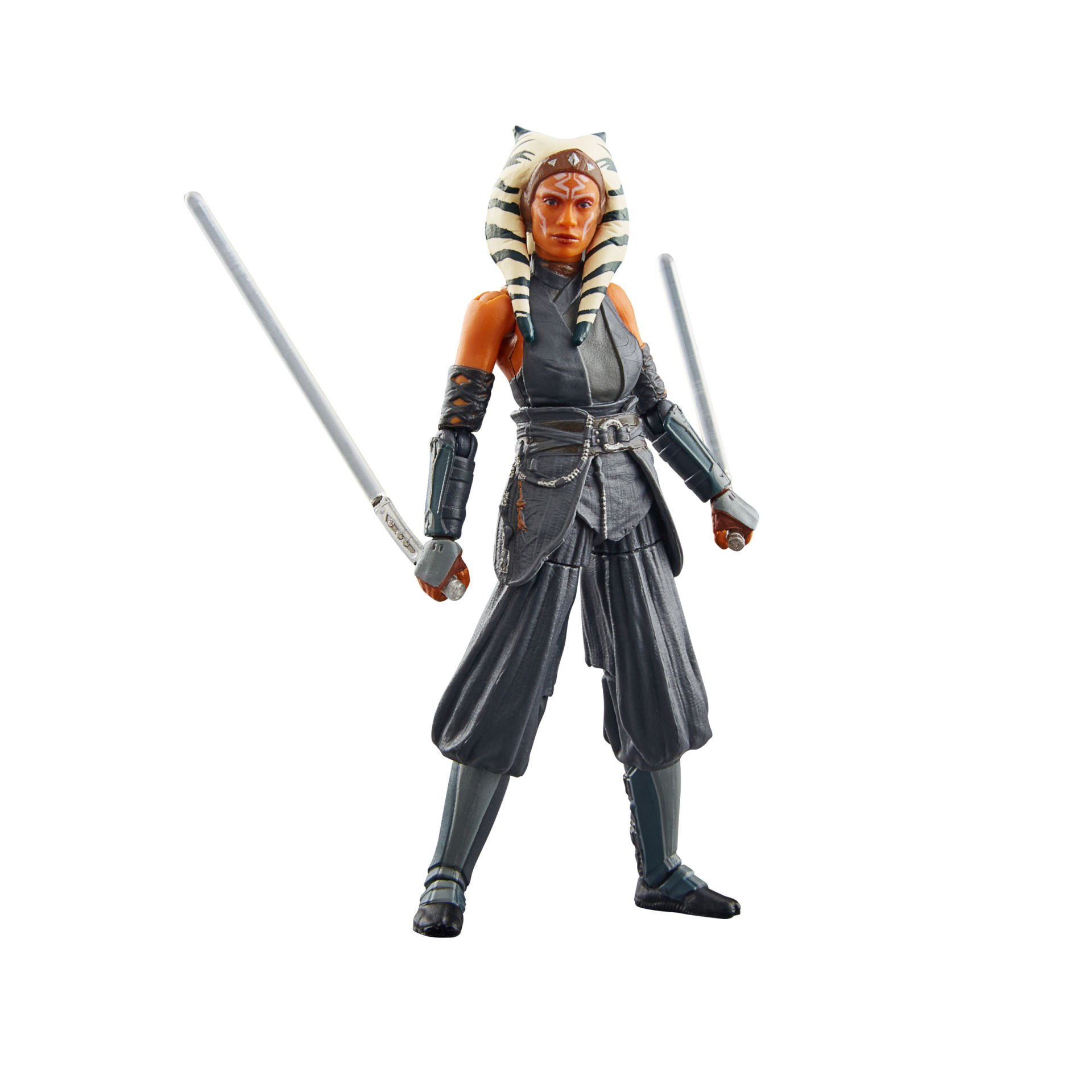 Eine Star Wars-Actionfigur von Ahsoka Tano, die zwei Lichtschwerter hält. Sie trägt graue Kleidung mit weißem Hintergrund.