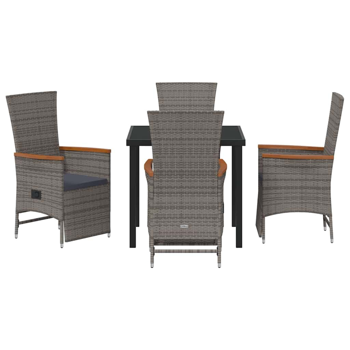 Set da patio di quattro pezzi. Sedie in vimini grigio con braccioli in legno e un tavolo nero, su sfondo bianco.