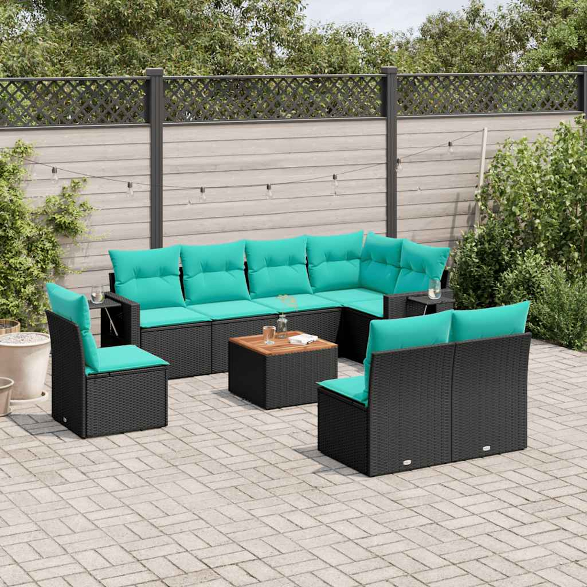 Gartenmöbel-Set mit schwarzen Korbgeweben und türkisfarbenen Kissen. Enthält ein Ecksofa, Stühle und einen quadratischen Couchtisch.