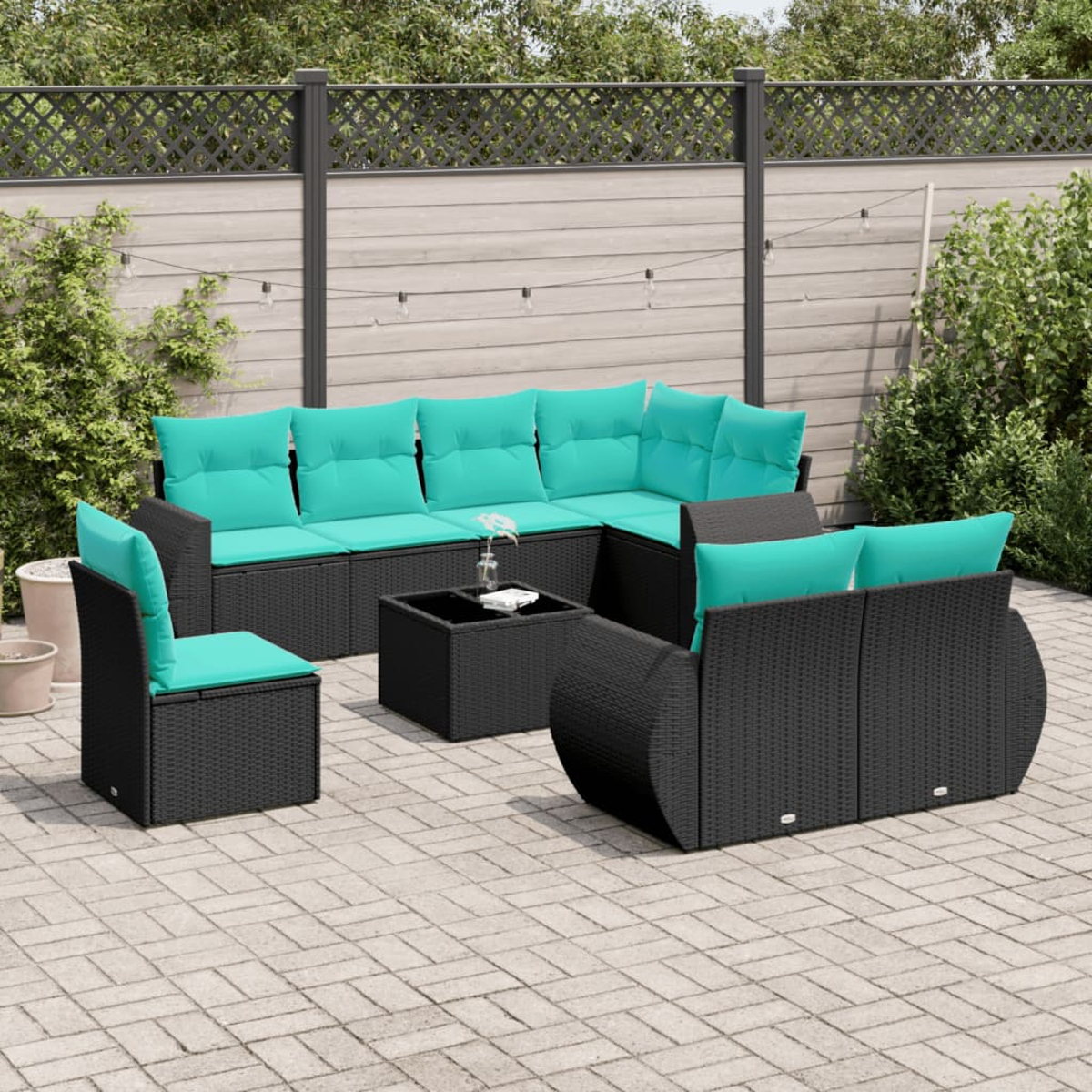 Outdoor-Möbelset aus schwarzem Korbgeflecht mit türkisfarbenen Kissen. Enthält ein Ecksofa, zwei Stühle und einen Couchtisch.