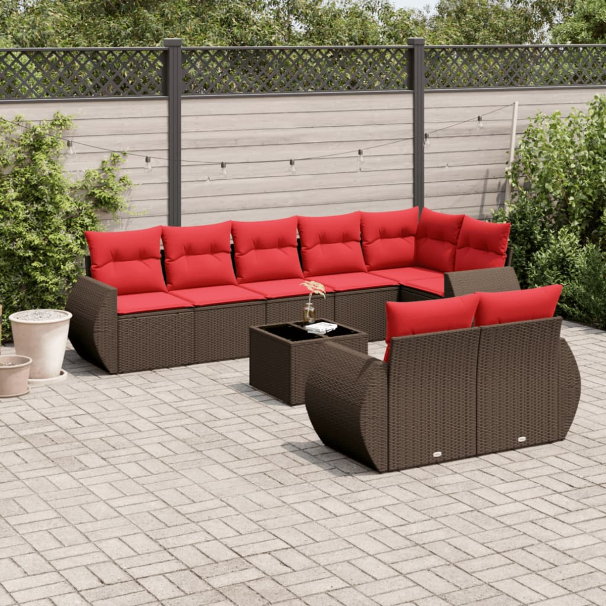 Garten-Terrassenset mit braunen Korbmöbeln und roten Kissen, einschließlich Ecksofa, Loveseat und Couchtisch.
