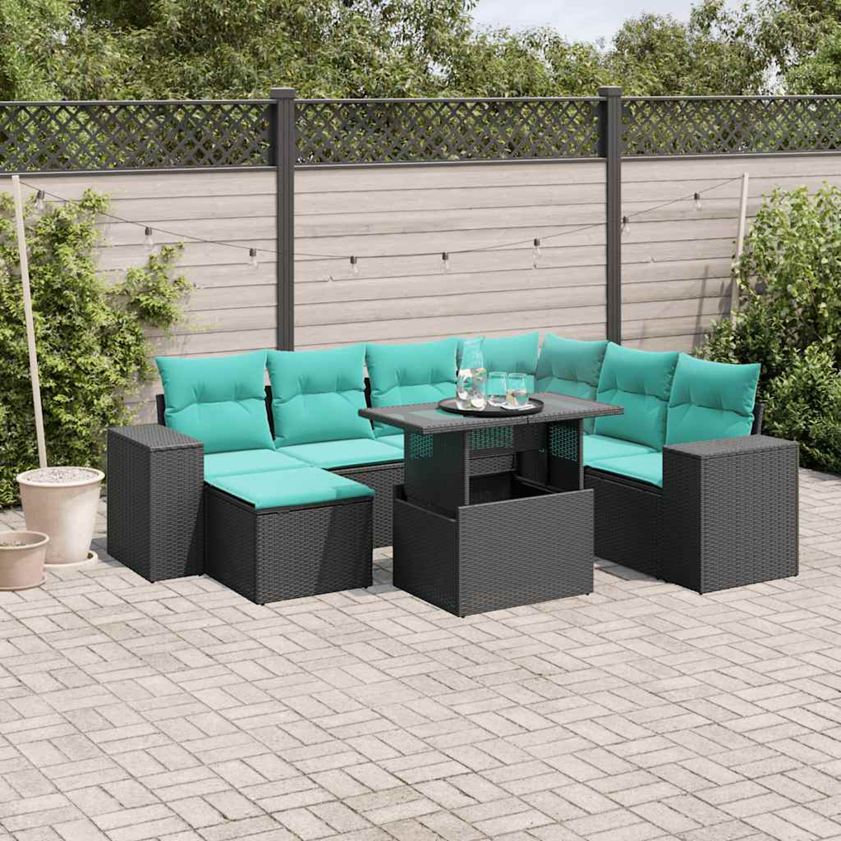 Ein Outdoor-Terrassenset mit schwarzem Webdesign. Es umfasst ein Ecksofa mit türkisfarbenen Kissen, einen Tisch und eine graue Pflasterterrasse.