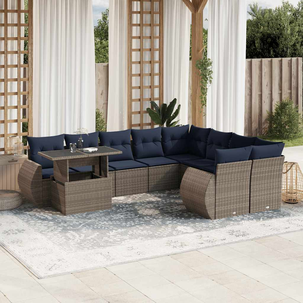 Outdoor-Ecksofa mit blauen Kissen und Tisch. Weiße Vorhänge und ein Teppich auf der Terrasse.