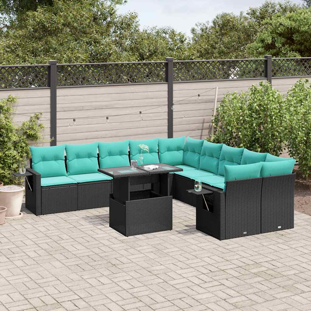 Outdoor-Ecksofa mit türkisfarbenen Kissen und einem Tisch mit Glasplatte. Auf einer Terrasse mit Holzzaun und grüner Belaubung im Hintergrund.