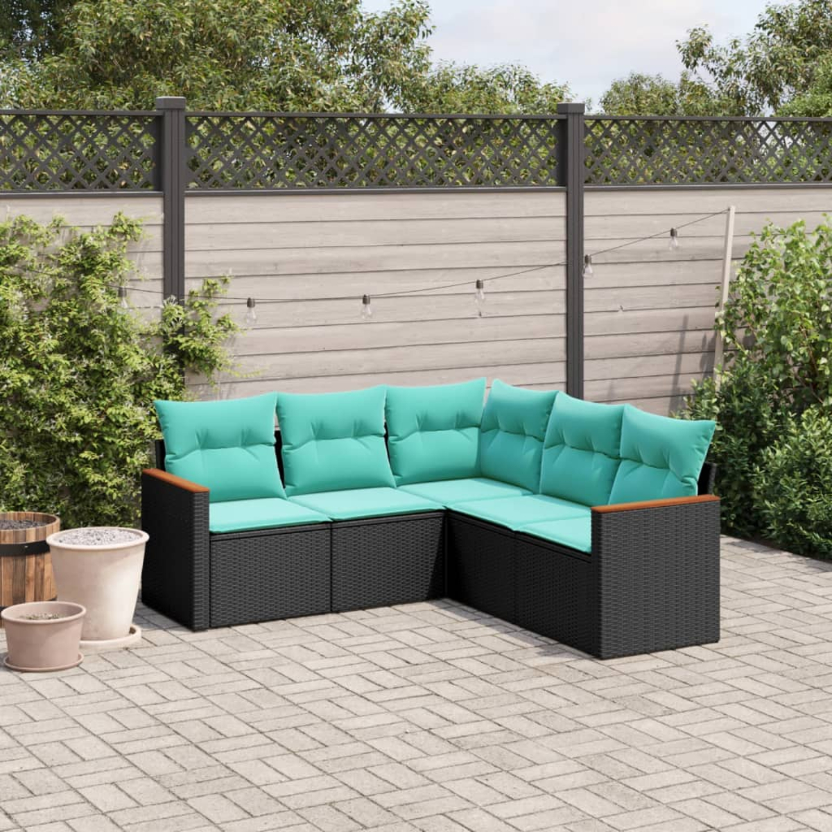 Gartensektionssofa mit tealfarbenen Kissen, schwarzem Korbgeweberahmen und Holzarmlehnen auf einer Backstein-Terrasse.