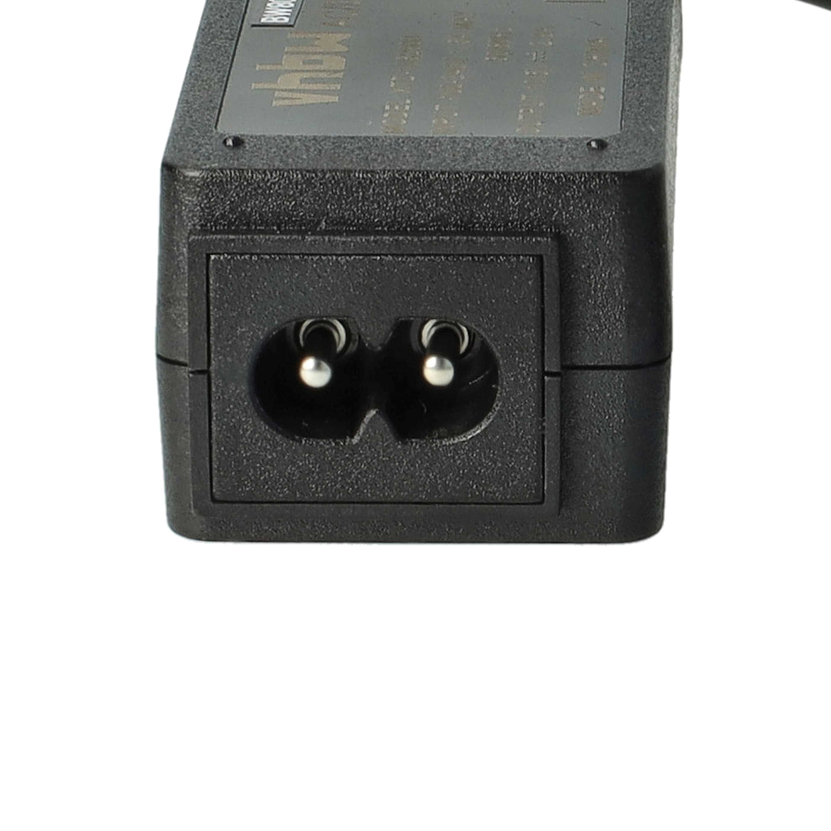 Nahaufnahme eines schwarzen Netzadapters mit Zweipolstecker. Weißer Hintergrund.