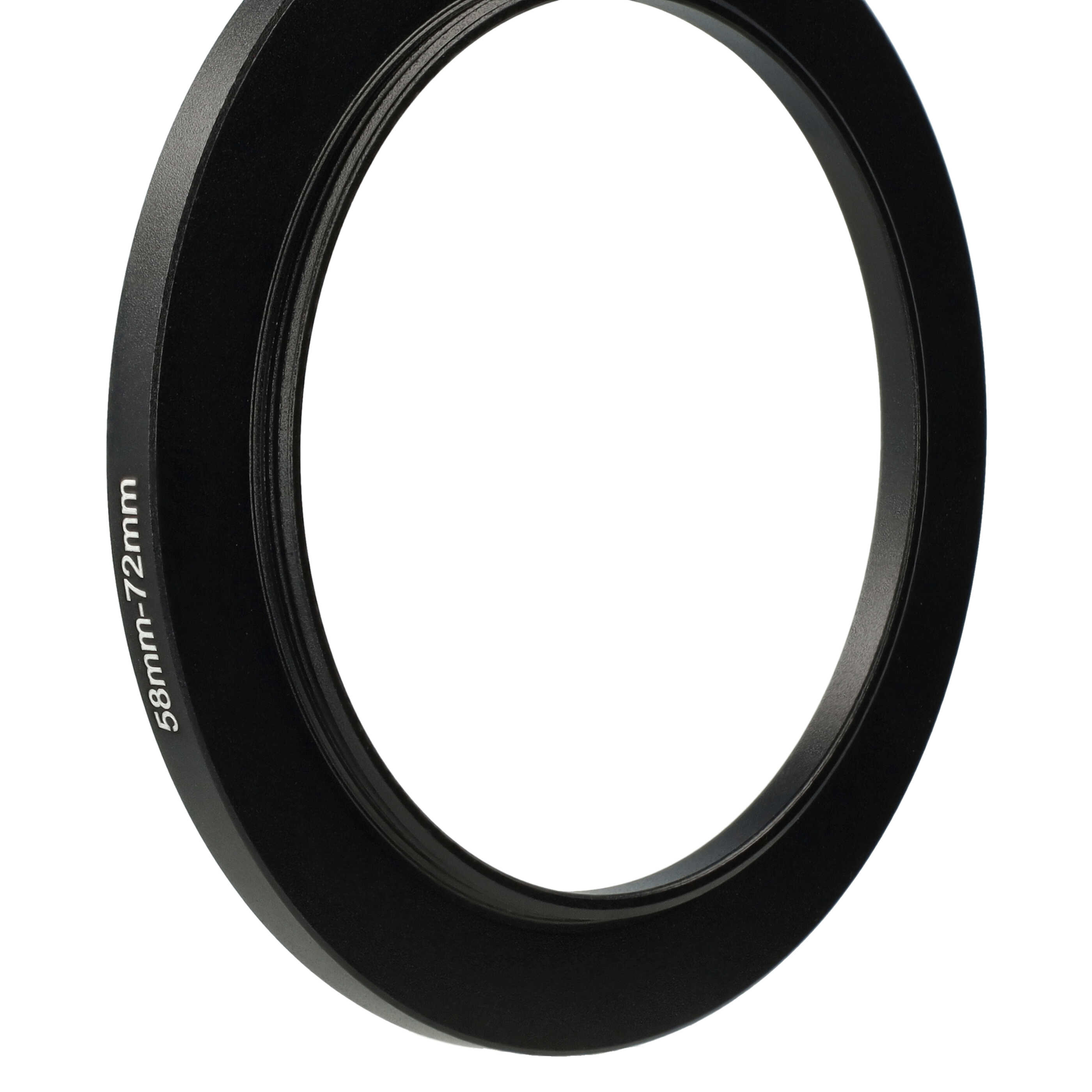 Ein schwarzer Kameraobjektivadapterring. Auf der Seite steht der Text '58mm-72mm'. Der Hintergrund ist weiß.