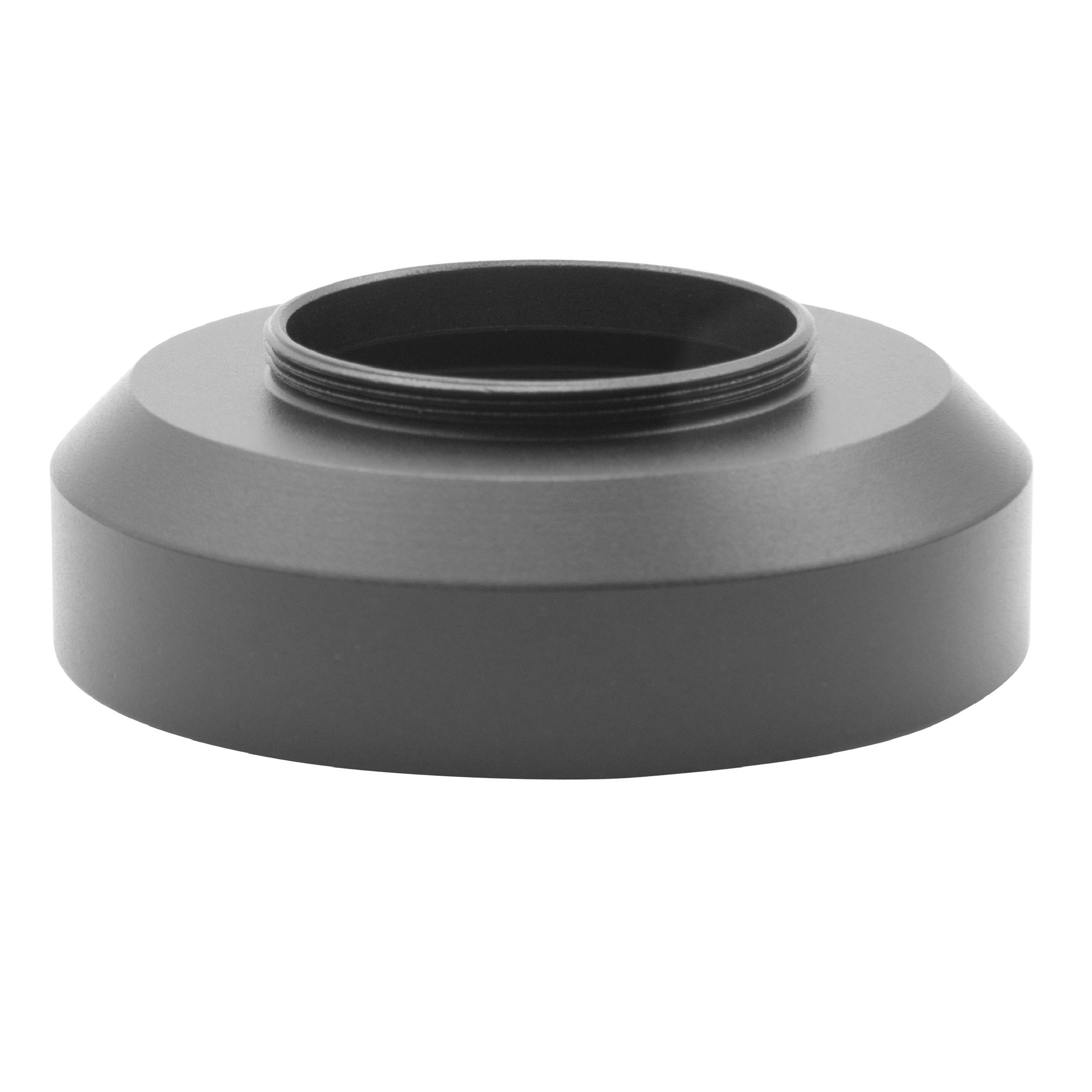 Ein grauer Metallobjektivadapter liegt auf weißem Grund. Er hat einen Innengewinde und einen glatten Außenkörper.